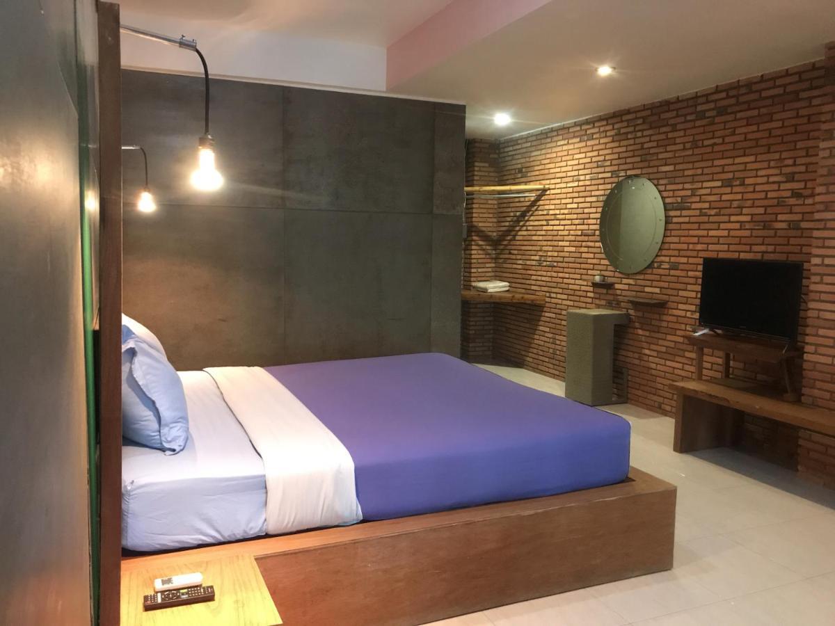 Cafe'@Luv22 Hotel Phuket Exterior photo