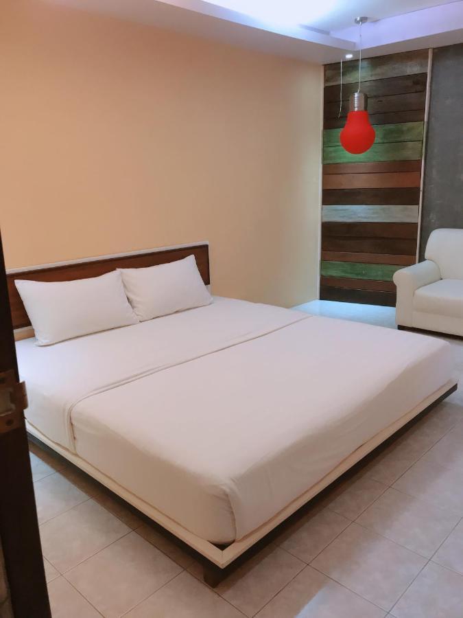 Cafe'@Luv22 Hotel Phuket Exterior photo