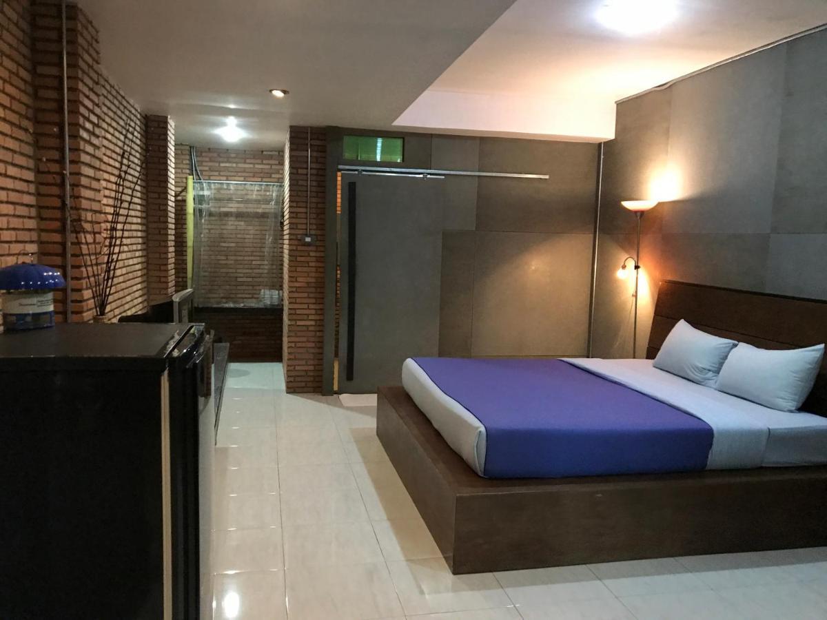 Cafe'@Luv22 Hotel Phuket Exterior photo
