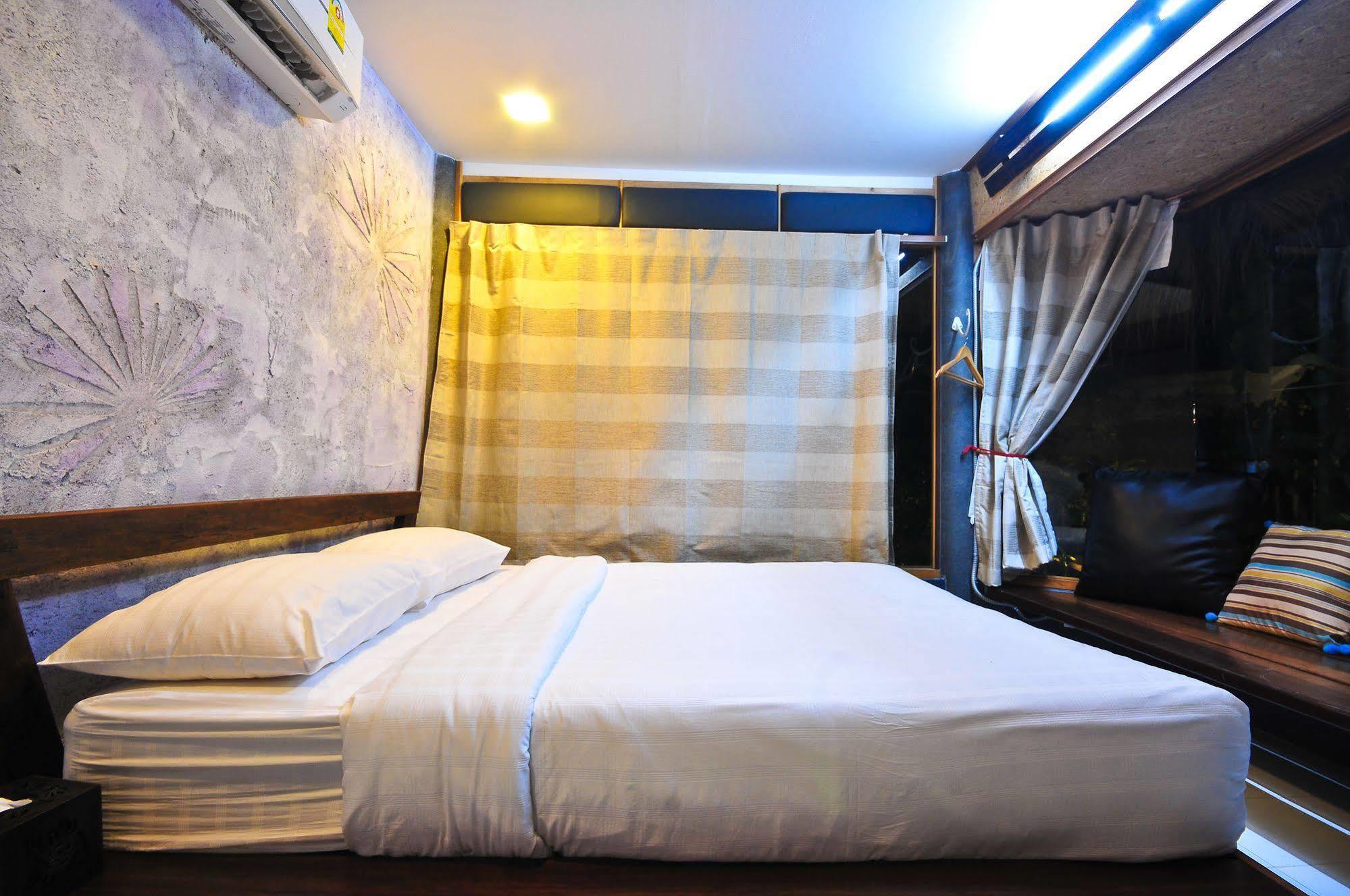 Cafe'@Luv22 Hotel Phuket Exterior photo